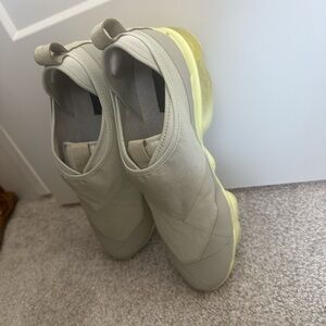 Nike Women's Light Beige and Neon Yellow Sneakers